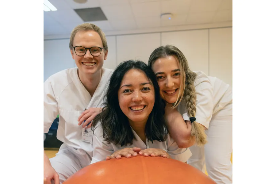 En gruppe mennesker som poserer for et bilde