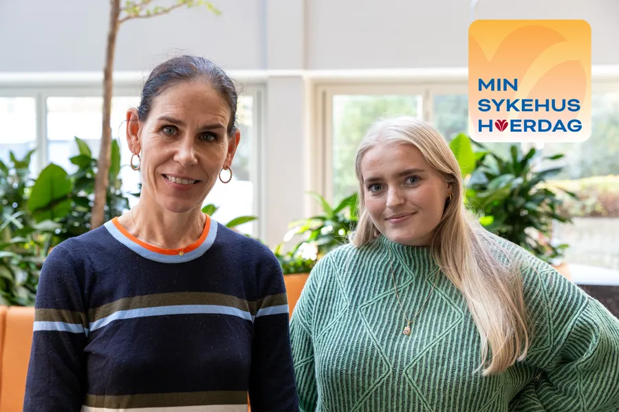 Et par kvinner som smiler