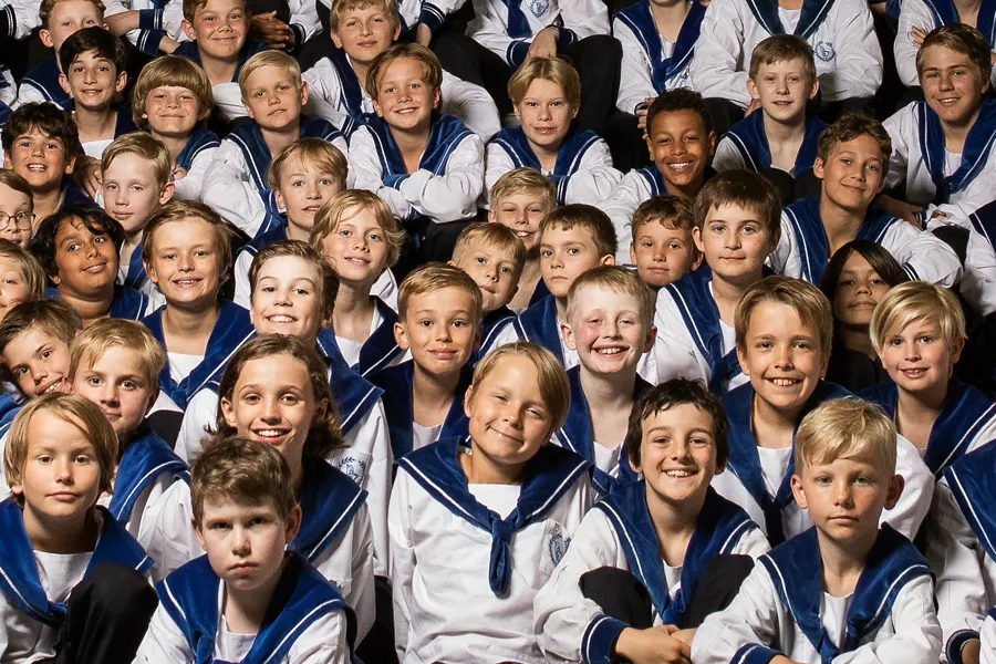 En gruppe barn i blå uniformer
