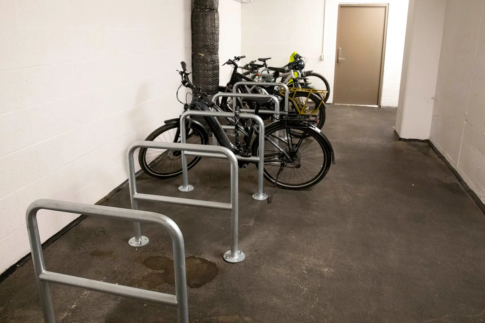 En gruppe sykler parkert på et rom