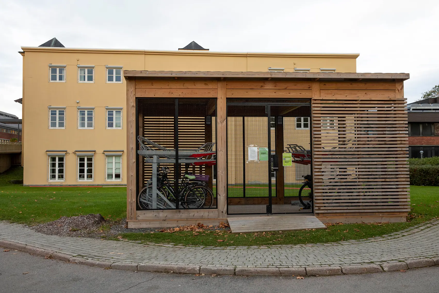 En bygning med sykkelstativ