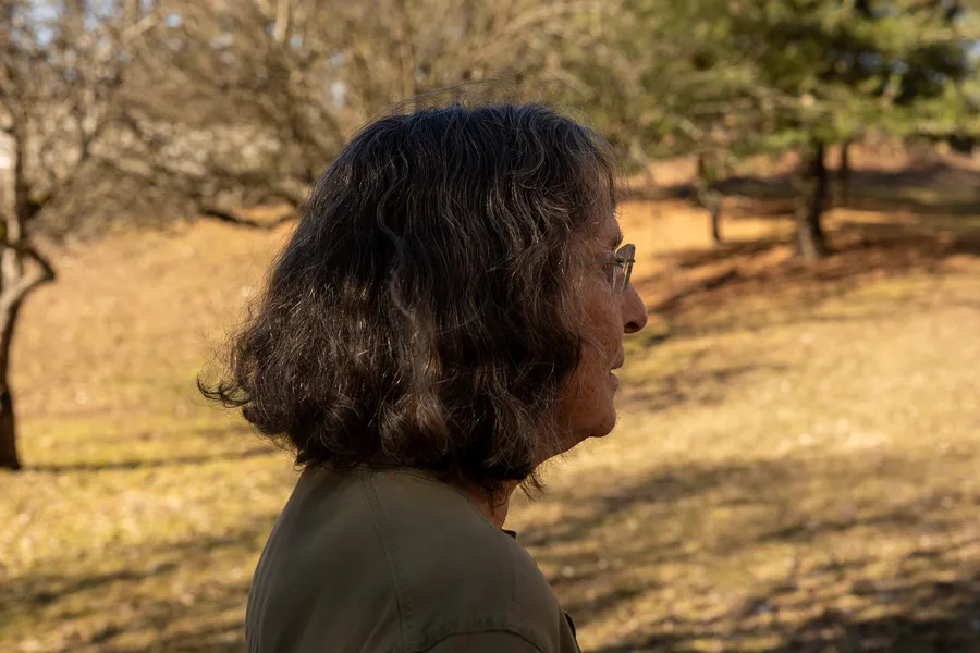 En mann med kort hår