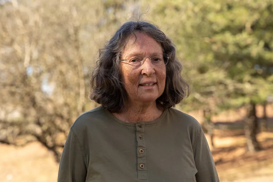 En mann med krøllete hår