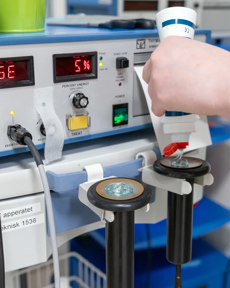 En hånd som holder en enhet