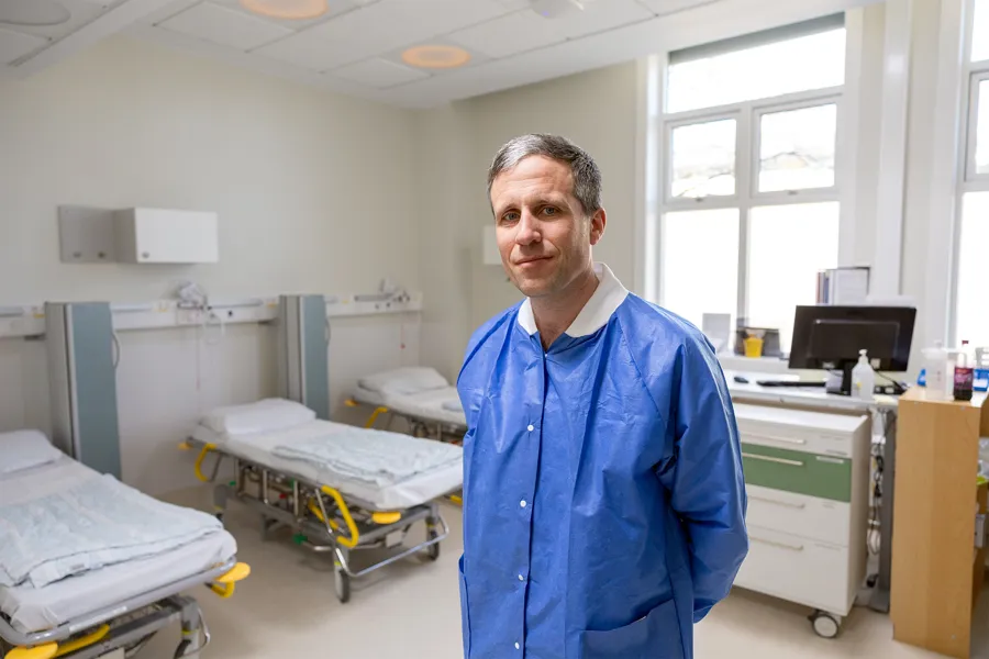 En mann som står på et sykehusrom