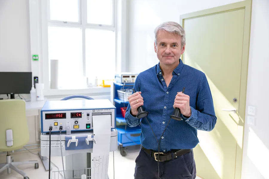 En person som står i et rom