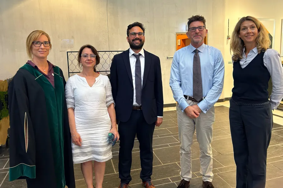 En gruppe mennesker som poserer for et bilde