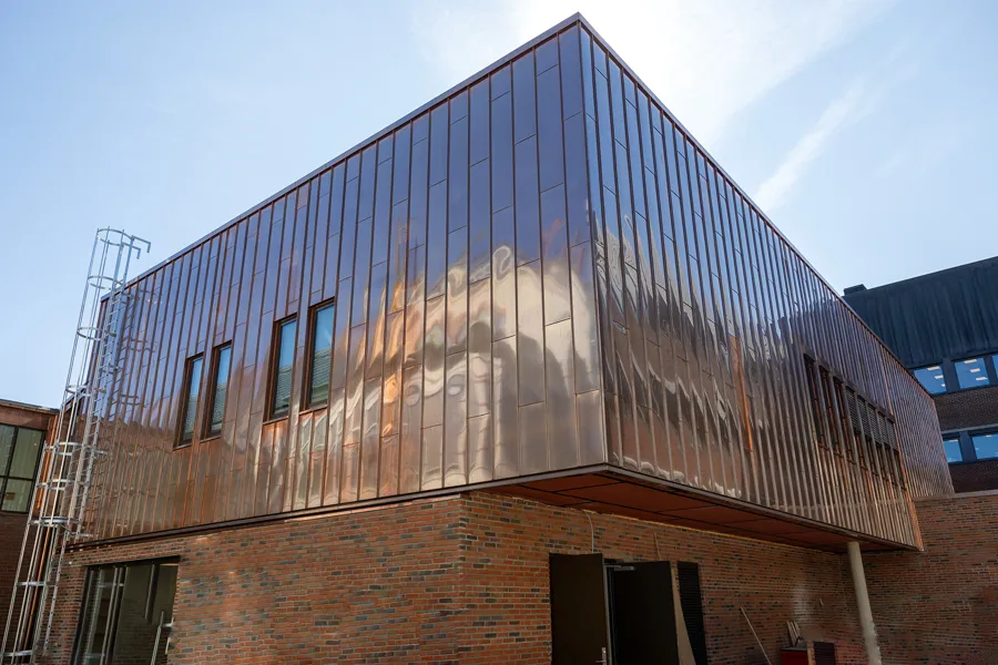 En bygning med glassvegger