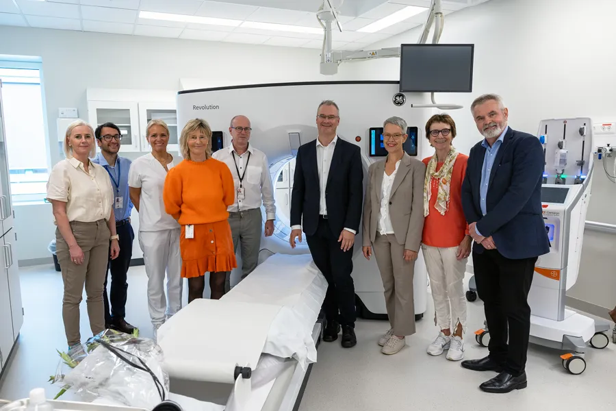 En gruppe mennesker som poserer for et bilde