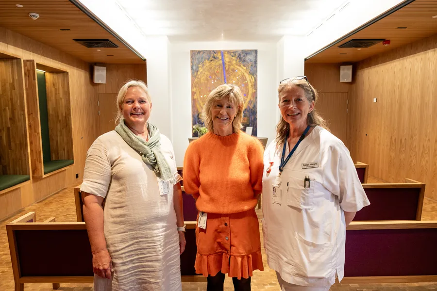 En gruppe kvinner som poserer for et bilde