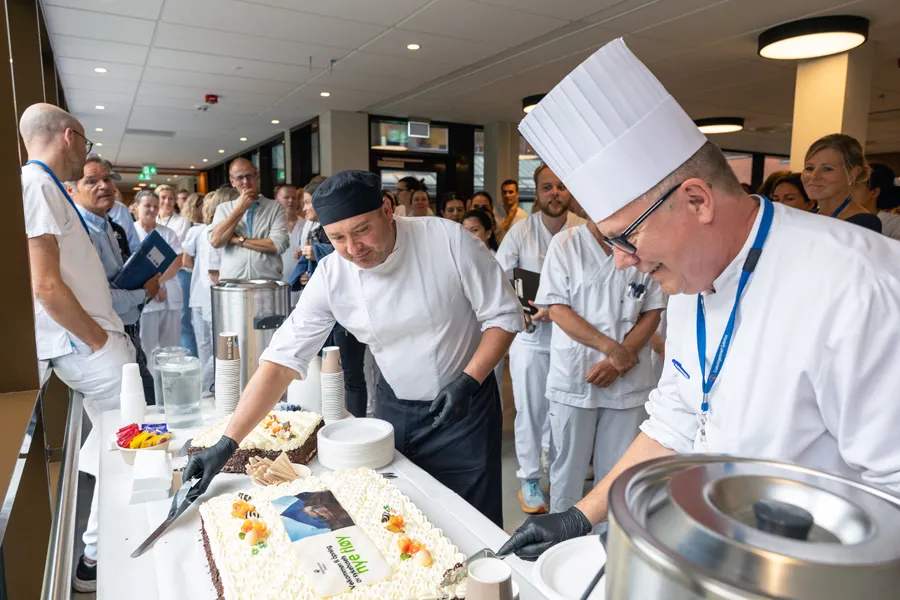 Kokker som tilbereder mat på et kjøkken