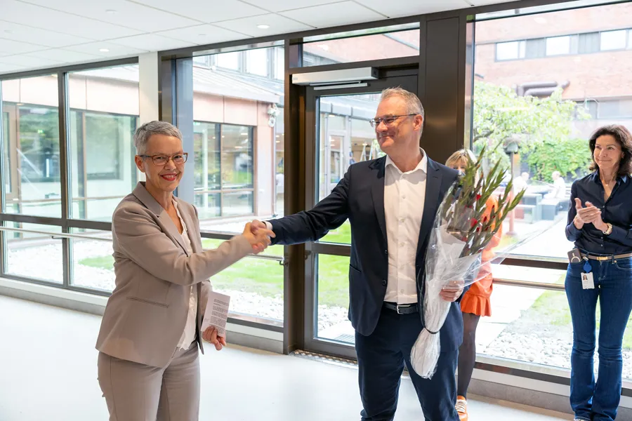 En mann og en kvinne som håndhilser