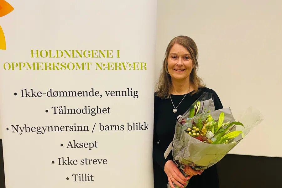 Hedi A Zangi poserer med blomster