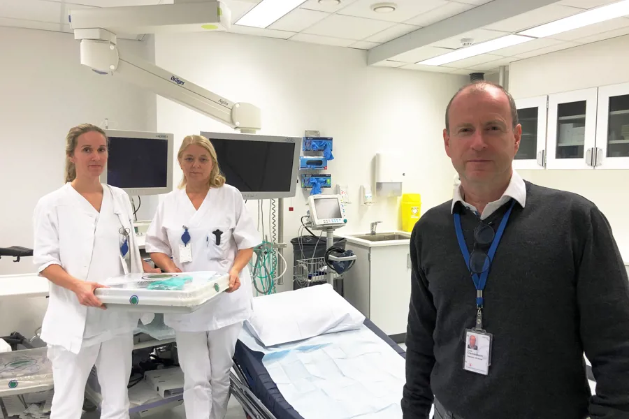 To sykepleiere i poliklinkken klar til å ta i mot pasieter, fagdirektør Torkil Clementsen i sivilt i forgrunnen
