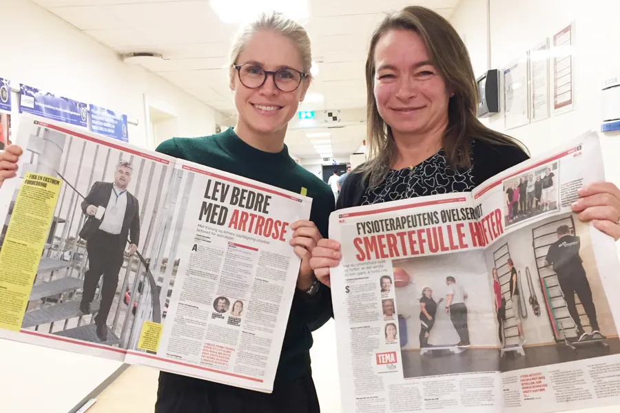 De to forskerne viser frem DAgbladet der deres studie er omtalt