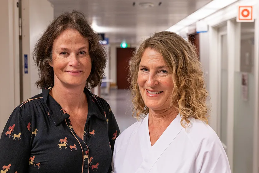 To damer i en sykehuskorridor