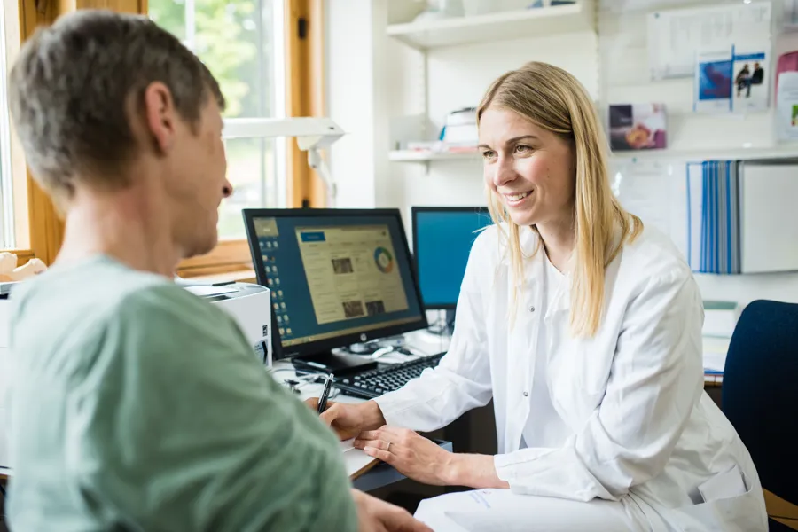 Foto av dialog mellom revmatolog og pasient