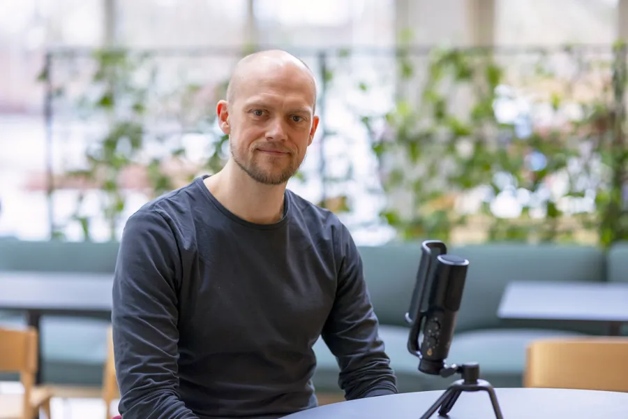 Nærbilde av Erik Sveberg Dietrichs, ute, trær i bakgrunnen