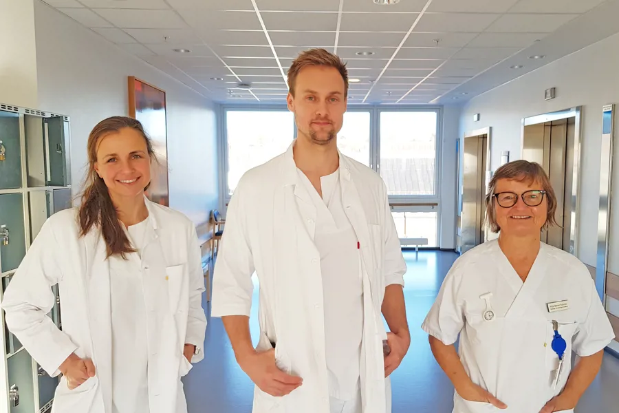 Tre forskere, Hilde Berner Hammer , Karen Sandvik Gyllensten, Ulf Sundin i korridor på sykehuset