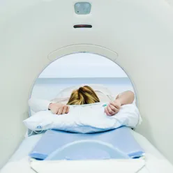 Pasient i CT-maskin