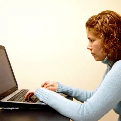 Ung dame med laptop