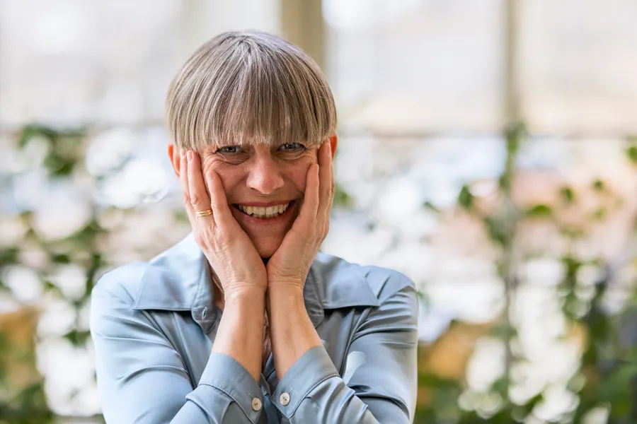 Ingvild smiler og holder hendene til ansiktet