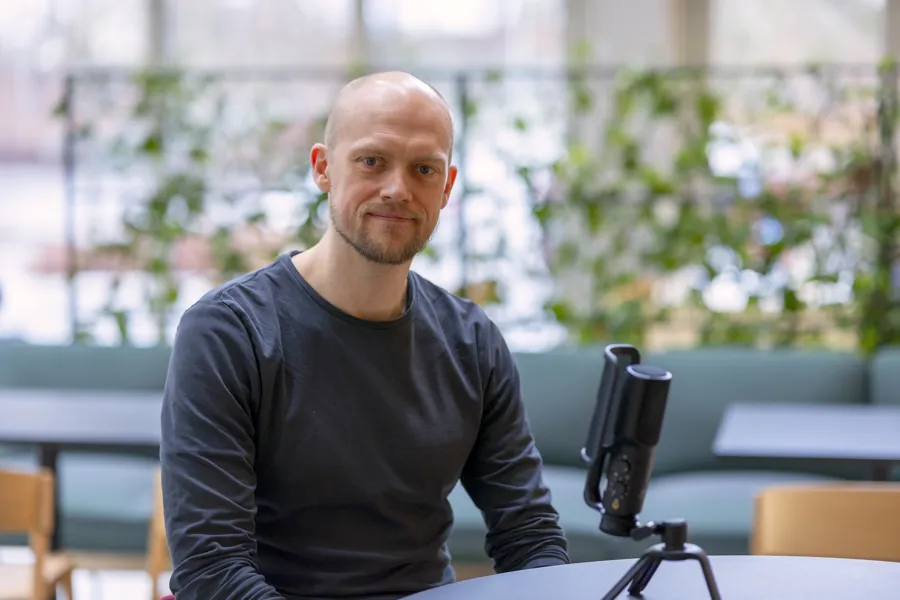 Erik Sveberg Dietrichs sitter foran en mikrofon