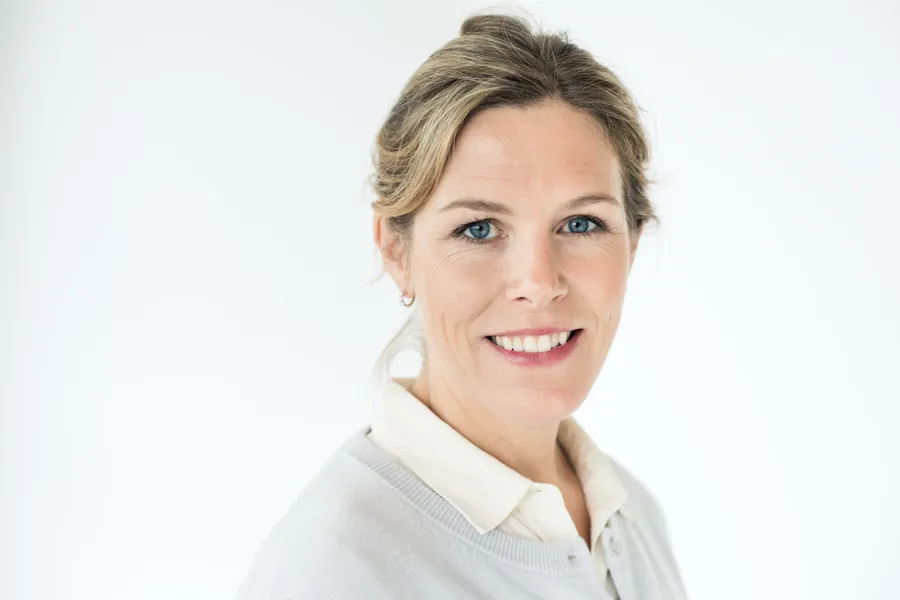 En person med kort hår