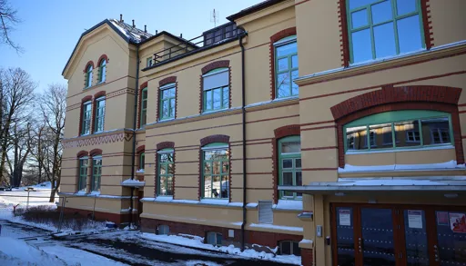 En bygning med snødekt underlag