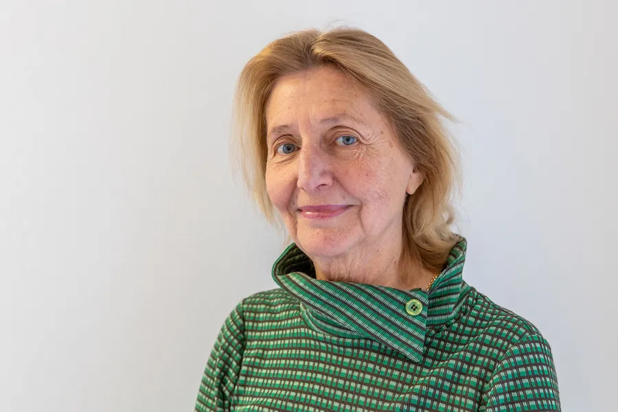 En kvinne med blondt hår