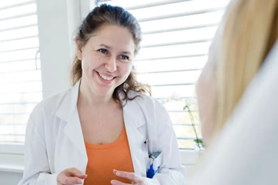 En kvinne i en oransje skjorte