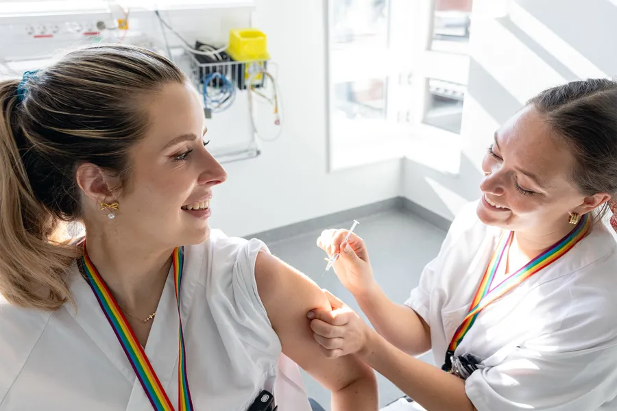 En lege som undersøker en pasient