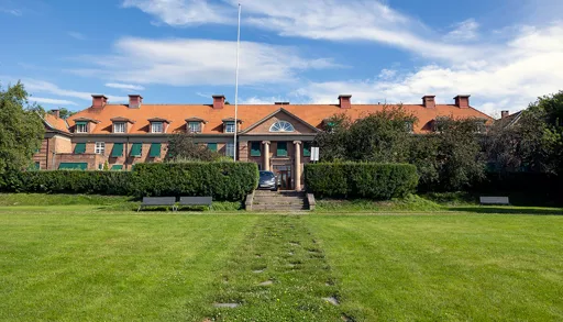 En stor murbygning med et flagg på toppen