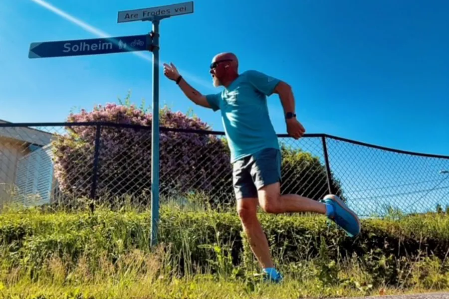 mann med solbriller og sportstøy som trener ute