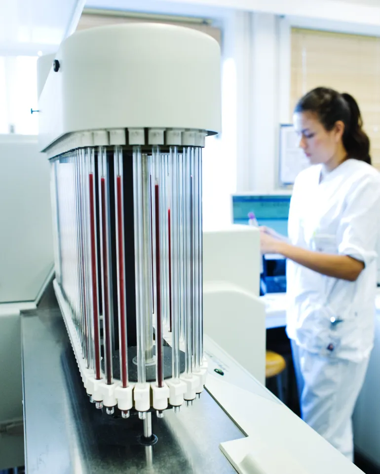 Foto av prøvemaskin med lab-sykeleier