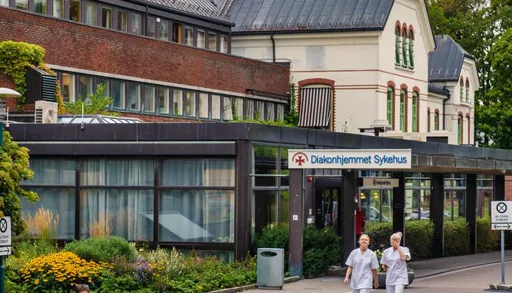 Et par personer som går utenfor en bygning