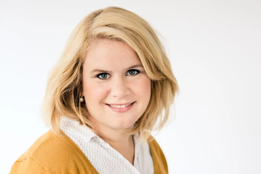 En person med blondt hår