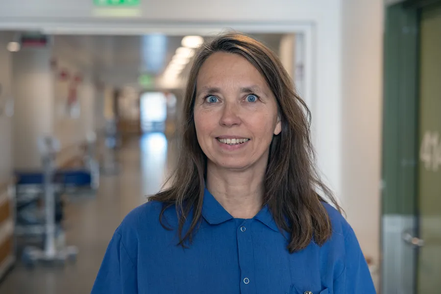 En kvinne med langt hår