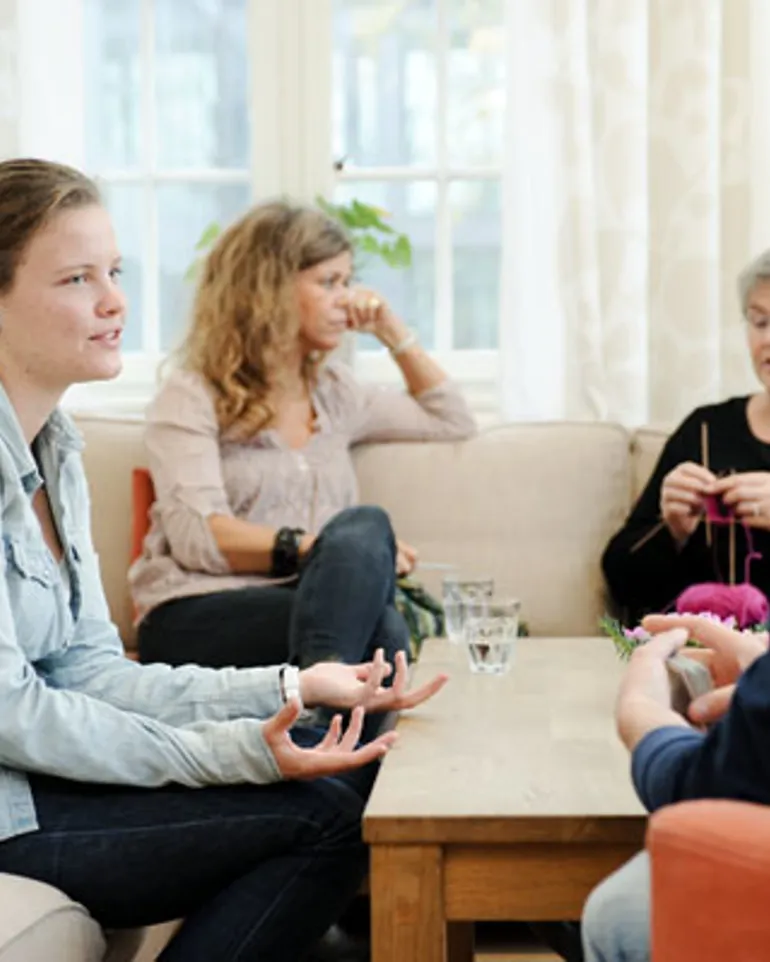 En gruppe mennesker som sitter rundt et bord